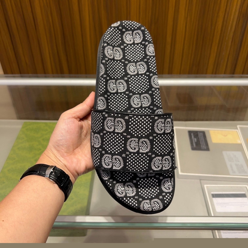 G*u*i slippers